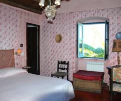 Ampia camera da letto per prima notte di nozze presso Guarnera