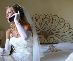 La sposa parla al telefono prima della cerimonia