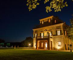 Le luci di Villa Nena alla sera