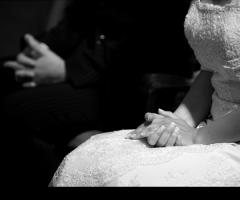 Dettaglio mani durante la cerimonia