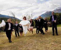 Foto felici degli sposi con gli amici