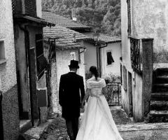 Emanuele Sorrentino PH - Gli sposi a spasso in paese