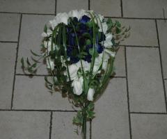 Fiori bianchi e blu per l'allestimento della chiesa