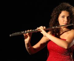 Cecilia durante un'esecuzione di un brano con il flauto