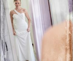 Foto della sposa mentre di guarda allo specchio