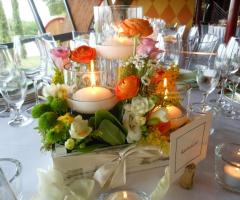 Colori e luci in tavola con fiori