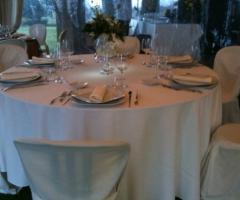 Tavolo allestito per il ricevimento di matrimonio