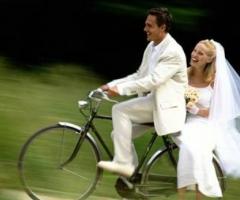 Fotografia degli sposi in bicicletta