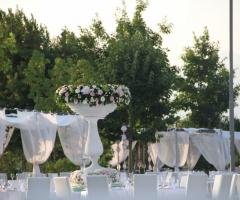 Tavoli e allestimenti floreali in rosa e bianco