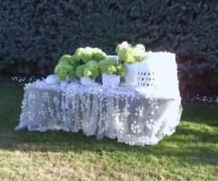 Allestimento tavolo per il ricevimento di matrimonio in giardino