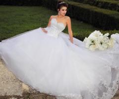 Vestito ad sposa principesco con decori alle estremità