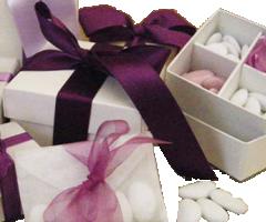 Confetteria del Cuore - Scatole bianche e nastri viola per le bomboniere di matrimonio