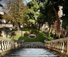 Esterno con giardino presso la location per ricevimento di matrimonio Palazzo Manganelli