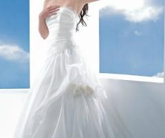 Elegante abito da sposa finemente lavorato con grande rigore sartoriale