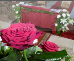 Addobbo rose in chiesa