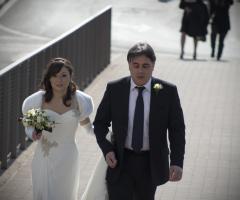 La sposa col papà entra in chiesa