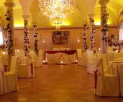 La sala delle Colonne. Sala più raccolta, per ricevimenti con pochi invitati. Spesso utilizzata per la confettata o per il taglio della torta, specie se in caso di maltempo non può essere agibile il parco.