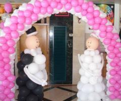 Arco di palloncini con sposi