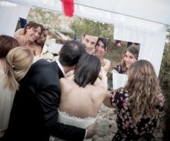 sposi e amici in foto non convenzionali