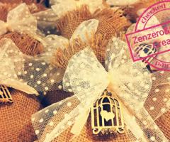 Zenzero&Cannella - Sacchetti in juta con nastro in toulle e ciondolo in legno