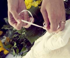 La sposa prende la fede dal cuscino