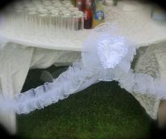 Allestimento con stoffe per i tavoli del rinfresco di nozze