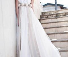 Atelier Alfina - Abito da sposa monospalla con fiori in vita