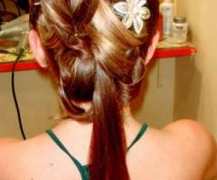 Acconciatura per il matrimonio con fiori applicati