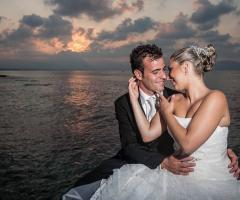 Abbraccio sposi sul mare