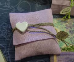 Bomboniera solidale con cuore in ceramica