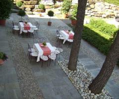 Punti all'aperto del ristorante per matrimoni