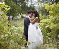 Fotografia degli sposi in giardino