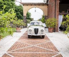 La Corte del Belo - L'entrata della location con l'auto degli sposi