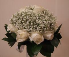 Bouquet per la sposa composto da nebbioline e rose bianche