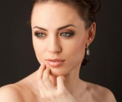 Trucco sui toni del bronzo e capelli raccolti