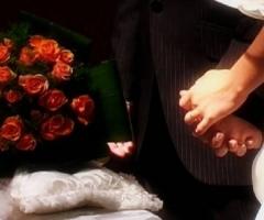 Dettaglio del bouquet della sposa sull'altare