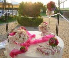 Tavolo bomboniere decorato con sfere floreali