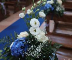 Addobbo chiesa rose bianche