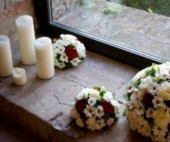 Composizione candele e rose rosse