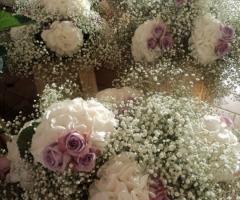 Gispsofila, ortensie bianche e rose lilla