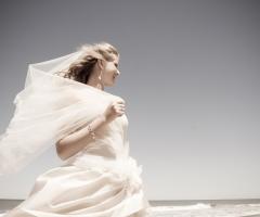 Sposa con velo al mare Maison Photo Wedding & Events