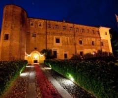 Castello dei Solaro illuminato alla sera