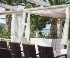 Allestimento all'aperto per la cerimonia di matrimonio