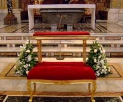 Decoro floreale per il banco nuziale