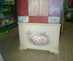 Cassapanca antica con decoro floreale per il regalo di nozze