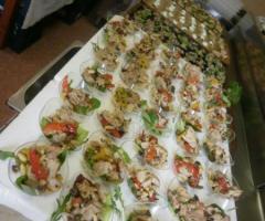 Preparazione dei piatti per il ricevimento di matrimonio