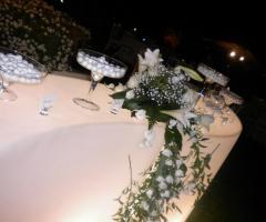 Tavolo di design allestito per la confettata