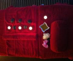 Lettino con candele, pietre ed essenze per i massaggi