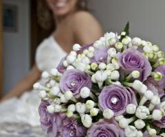 Fotografia della sposa con il suo bouquet