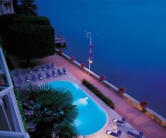 Matrimonio a bordo piscina e vista lago